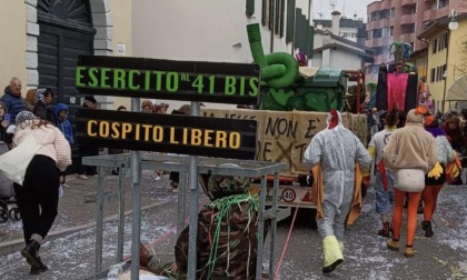 "Cospito libero" al Carnevale, il carro "anarchico" bloccato dai Carabinieri