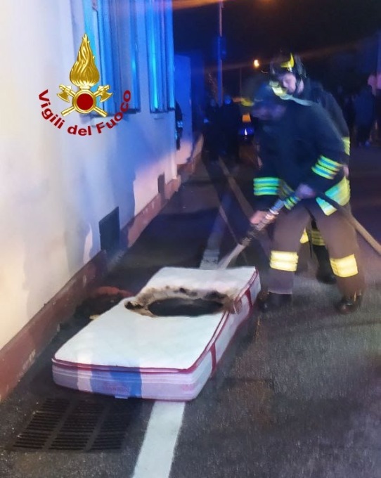 Prende fuoco un materasso: evacuato un condominio di 5 piani