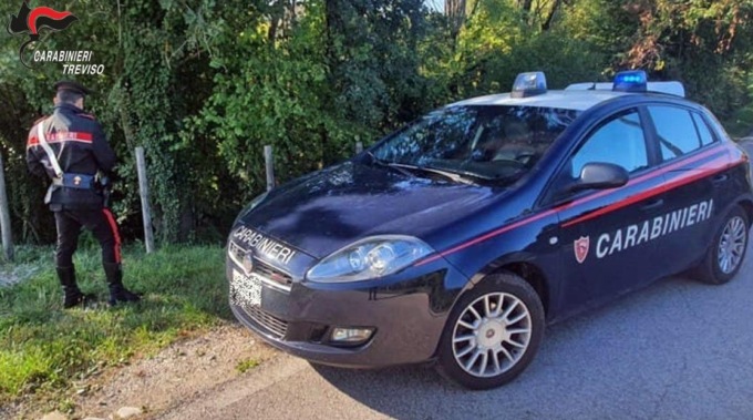 Lo attirano nel casolare abbandonato: uomo sequestrato, percosso e rapinato da tre giovani