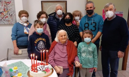 Nonna Maria compie 100 anni, si emoziona quando le regalano dei fiori