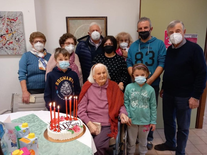 Nonna Maria compie 100 anni, si emoziona quando le regalano dei fiori