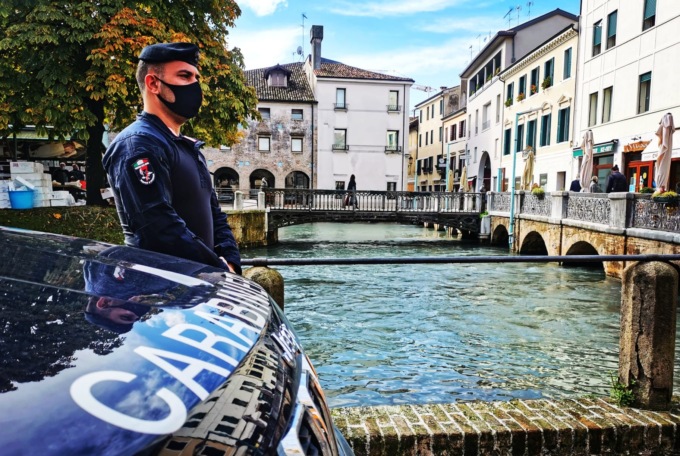Treviso, spacciava droga vicino alle scuole (anche dell’infanzia): arrestato pusher nigeriano