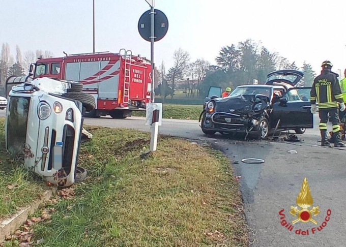 Incidente tra una Mini e una 500: l’impatto è violentissimo, un’auto finisce ruote all’aria