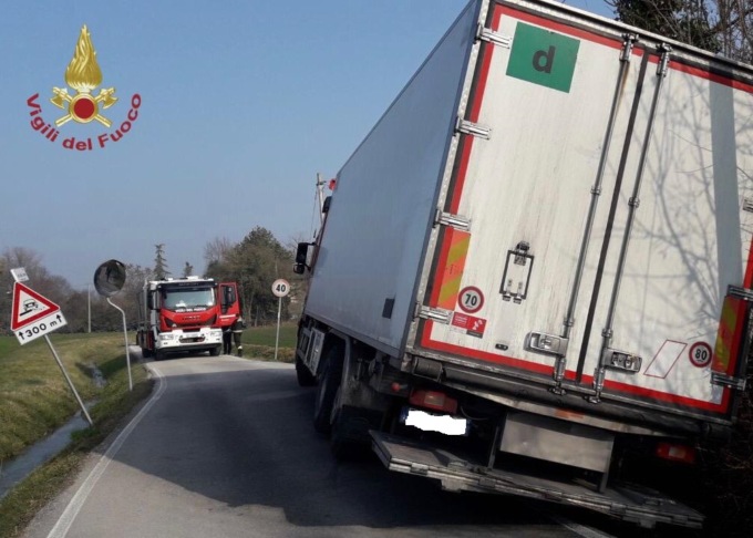 Se la strada si chiama “Stretta” ci sarà un motivo! Infatti il camion finisce con le ruote nel fosso…
