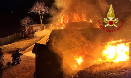 Pauroso incendio sotto la tettoia: bruciate auto, moto e un deposito di legna. Tre persone in ospedale