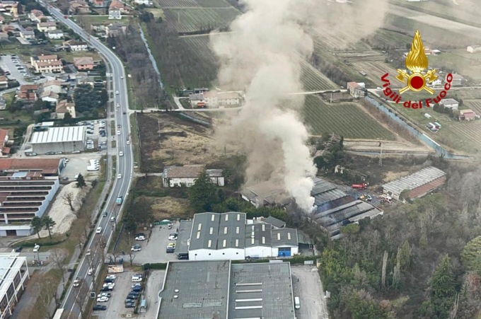 Incendio Spresiano, video e foto dell’alta colonna di fumo ancora visibile