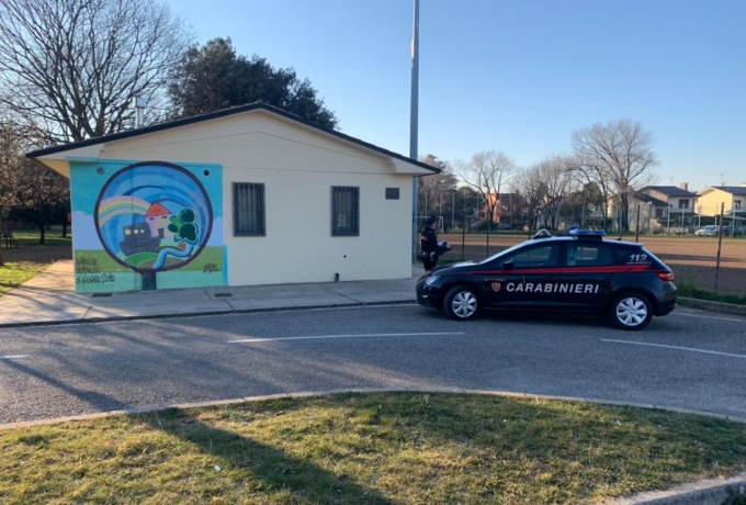 Montebelluna, beccato mentre ruba soldi e cellulari dei giocatori negli spogliatoi del campo sportivo