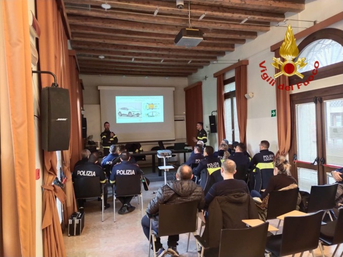 Castelfranco Veneto, Vigili del fuoco in cattedra per un corso di aggiornamento sugli incidenti “moderni”