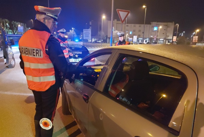 Fugge per due volte all’alt dei Carabinieri , ma alla fine viene bloccato: la sua patente era stata revocata