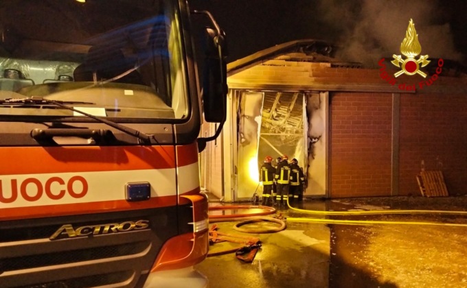 Ormelle, le foto dell’incendio al capannone agricolo: parte del tetto crollato. Ingenti danni