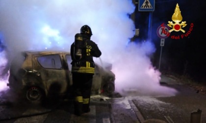 "Qualcosa non va": scende dall'auto subito prima che venga divorata dalle fiamme