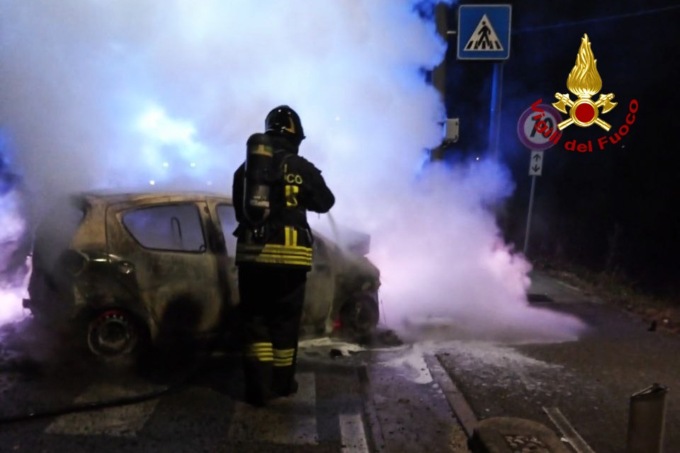 “Qualcosa non va”: scende dall’auto subito prima che venga divorata dalle fiamme