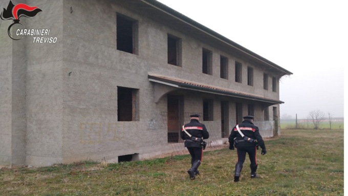 L’inquietante sequestro del casolare dopo lo scambio in chat: legato col nastro adesivo e seviziato con uno storditore elettrico