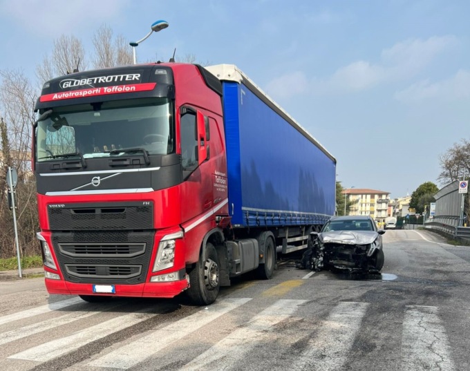 Imbocca la Treviso Mare contromano, il frontale con il camion è inevitabile: gravissimo un 74enne