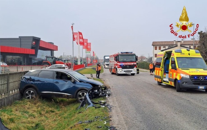 Tremendo schianto in via Kennedy a Riese, auto nel fosso: due feriti