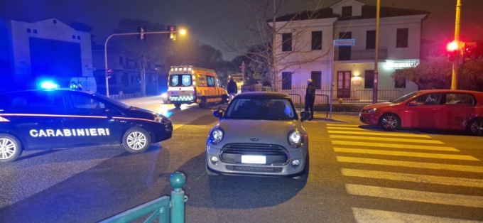 Treviso, schianto all’incrocio tra due auto e un’ambulanza del Suem: ferito un 19enne
