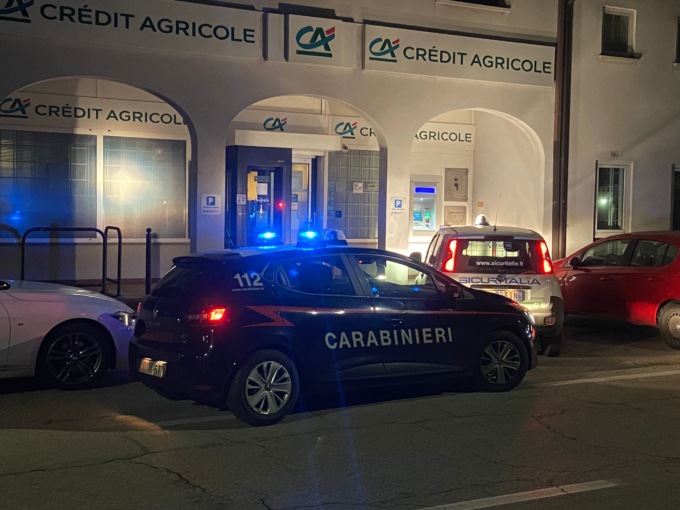 Foro con il flessibile nello sportello bancomat, ma scatta l’allarme e i malviventi scappano a mani vuote