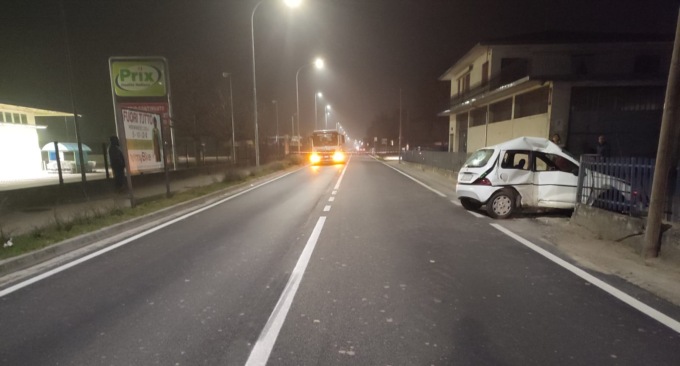 Perde il controllo dell’auto e si schianta contro la recinzione di un edificio a Loria: 27enne gravissimo