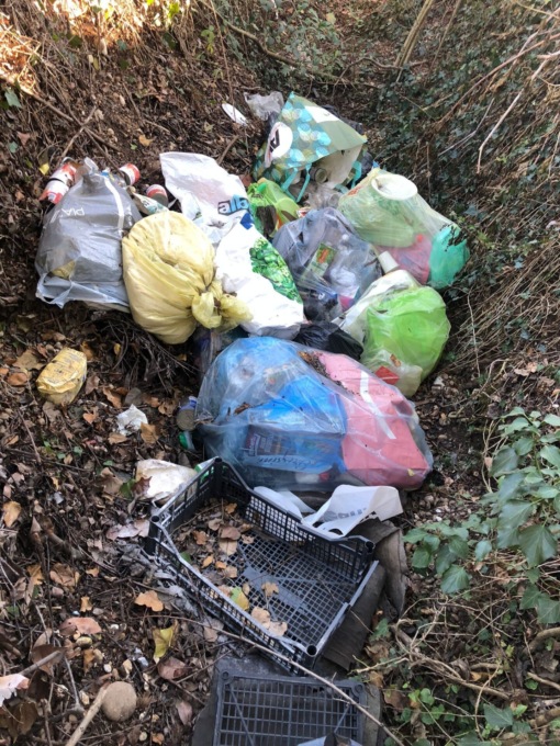 Discarica abusiva, i vigili passano al setaccio i rifiuti e beccano il colpevole