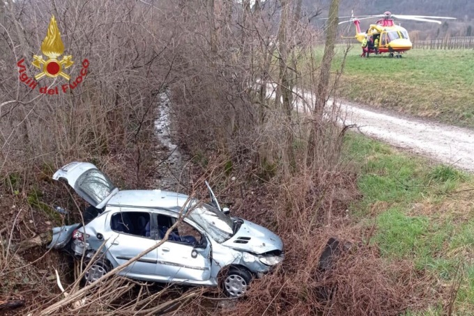Grave incidente a Cavaso del Tomba, auto “vola” fuori strada: incastrato tra le lamiere il ragazzo alla guida