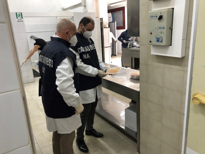 Sequestrati 40 kg di alimenti in parte scaduti (e non tracciati) nella mensa di una scuola della Marca trevigiana