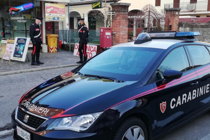 Dopo l’estorsione all’operaio, il 27enne aveva il divieto di dimora ma se ne infischiava: arrestato