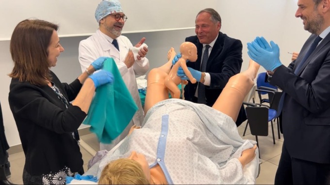 Victoria partorisce ma non è umana: le foto (e il video) del simulatore ad alta fedeltà