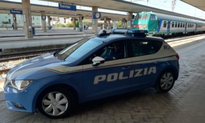Picchia la ex e la deruba in stazione a Treviso: arrestato 35enne straniero