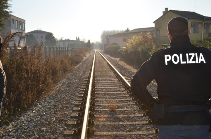 Aspetta il passaggio del treno e si lancia sui binari: tragica morte a Vedelago