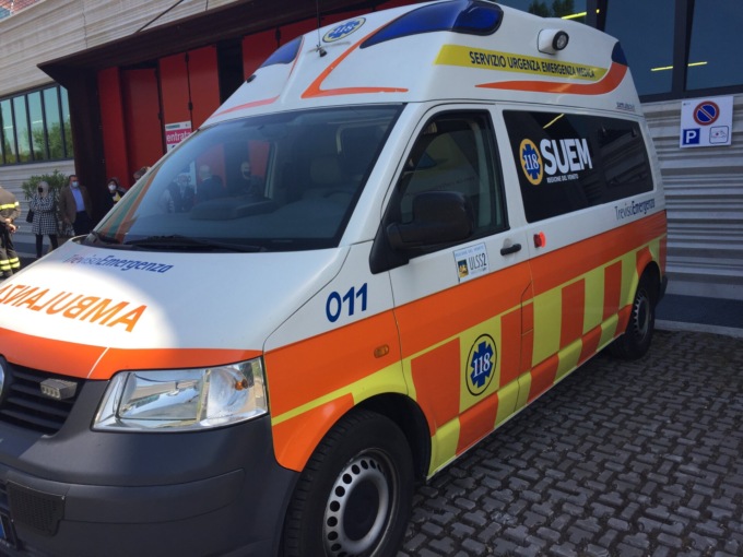 Investita da un autobus a Caerano San Marco, gambe fratturate sotto le ruote: mendicante in ospedale