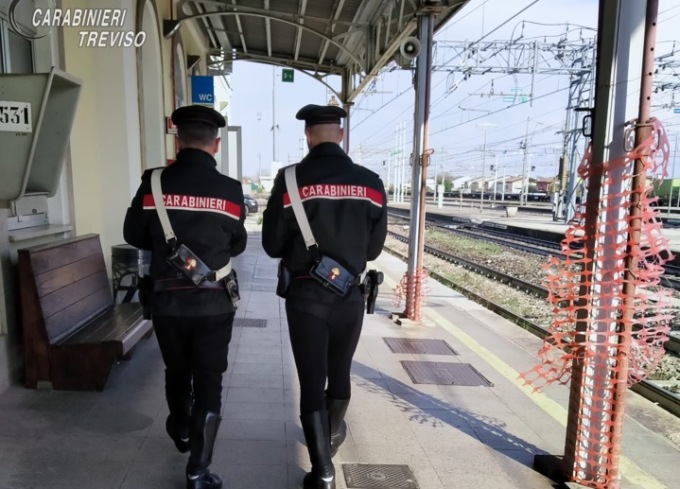 Castelfranco, tre giovanissimi lanciano sassi vicino ai binari della stazione