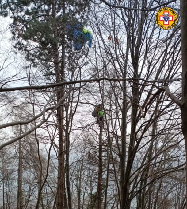 Il tedesco “volante” precipita col parapendio e resta appeso sull’albero a 15 metri da terra