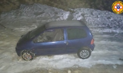 Restano bloccati nella neve con l'auto: soccorsi padre e figlio