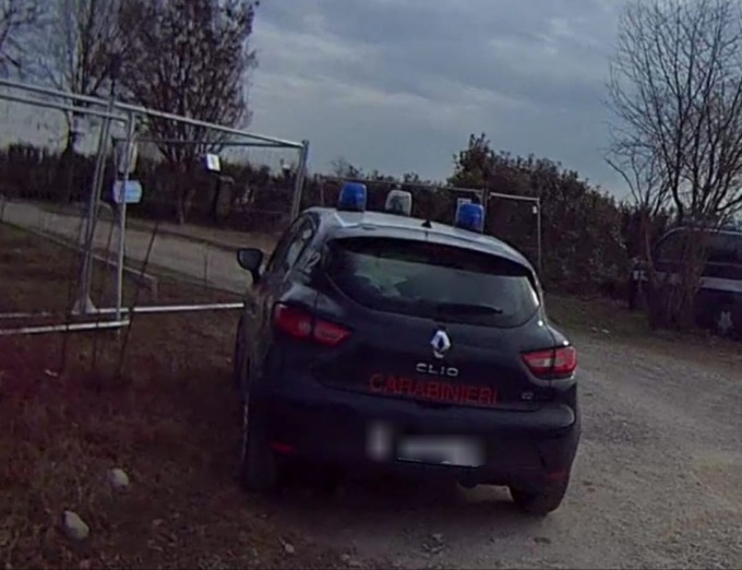 Nel terreno a Villorba c’erano una “casa” abusiva (con allaccio illegale alla rete elettrica) e un enorme deposito di rifiuti