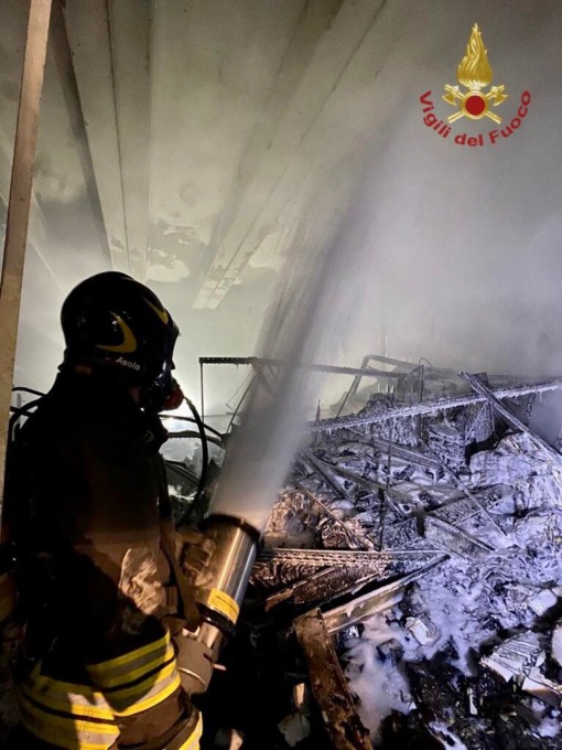 Incendio nella notte all’azienda orafa di Borso del Grappa: ingenti danni