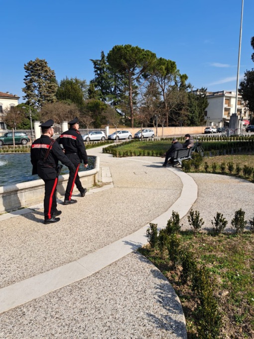 Paura a Ponte di Piave, ferma i passanti con un coltello e li minaccia chiedendo soldi: denunciato