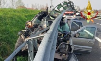 Due paurosi incidenti in autostrada, le foto delle auto disintegrate contro i guardrail: miracolati i conducenti