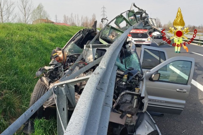 Due paurosi incidenti in autostrada, le foto delle auto disintegrate contro i guardrail: miracolati i conducenti