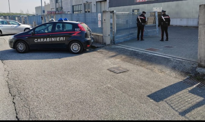 Rubano un minibus come “ariete” poi fanno razzie di materiale informatico ma  vengono interrotti dai Carabinieri