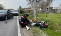 Perde il controllo della moto e finisce nel fosso a Montebelluna: grave 21enne