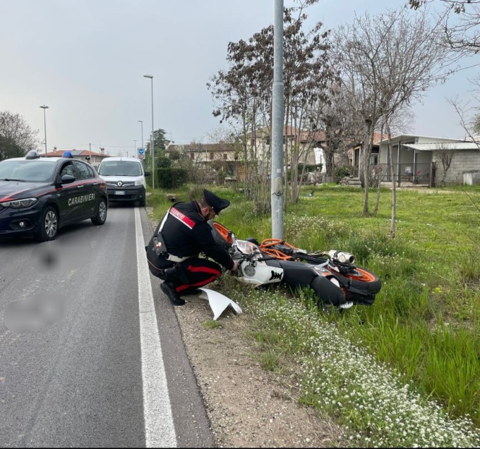Perde il controllo della moto e finisce nel fosso a Montebelluna: grave 21enne