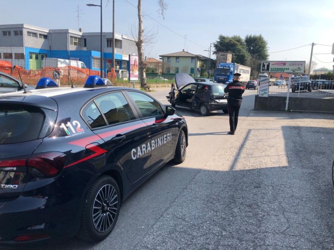 Inseguimento da brividi (con botto finale) di un pregiudicato 27enne a Paese