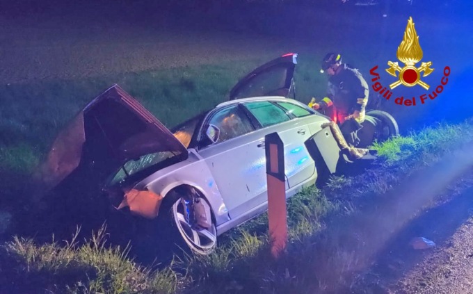 Perde il controllo dell’auto e finisce nel fosso a Mogliano: conducente ferito