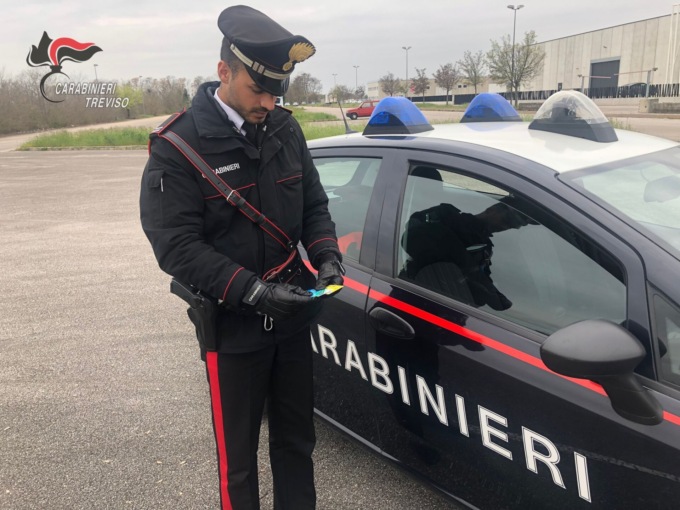 Ruba una carta di credito e poi va all’ufficio postale per prelevare contanti