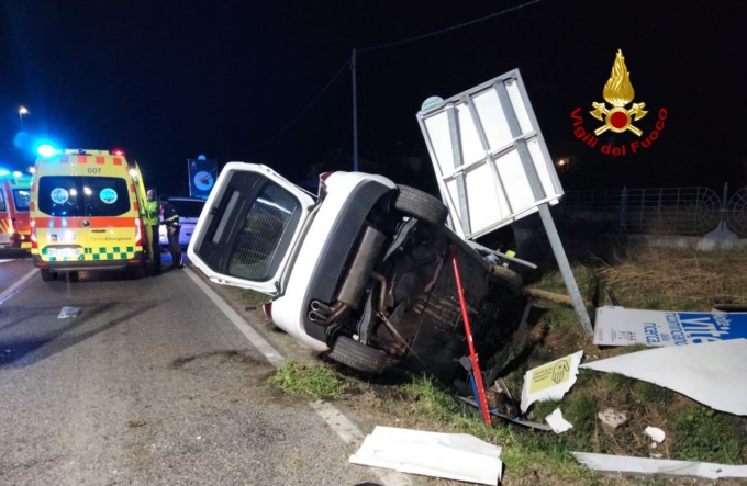 Schianto nella notte a Paese, un’auto finisce fuori strada. Le foto