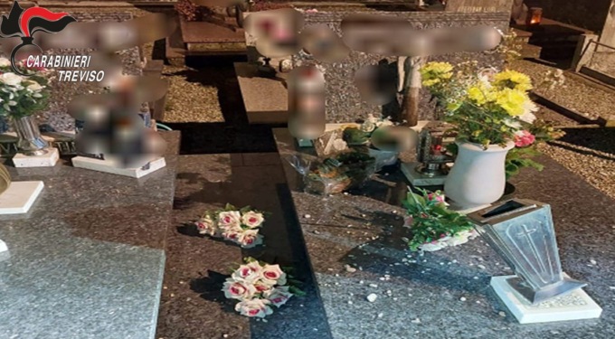 Tombe “distrutte” al cimitero, lui li segnala e i baby vandali gli lanciano sassi e uova contro casa