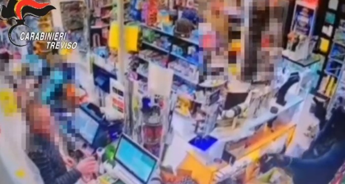Entrano in una tabaccheria armati, legano il titolare e lo chiudono in uno stanzino