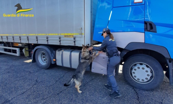 Nascondeva 280mila euro in contanti nel Tir, beccato ci prova: “Avevo trovato la busta per terra…”