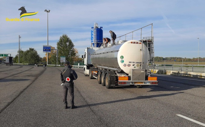 Gasolio di contrabbando: la Finanza blocca il camion e ne sequestra 24mila litri!