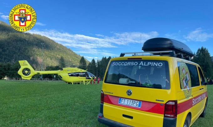 Va in cerca di asparagi nel bosco e non torna, il figlio lancia l’allarme ma poi lo incrocia sul sentiero